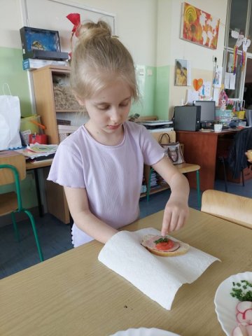 b_1024_768_0_00_images_2022_2023_Swietlica_Kanapki_343153011_282316730784631_8975831531012648241_n